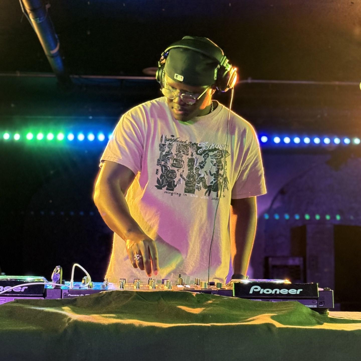 DJ DOU