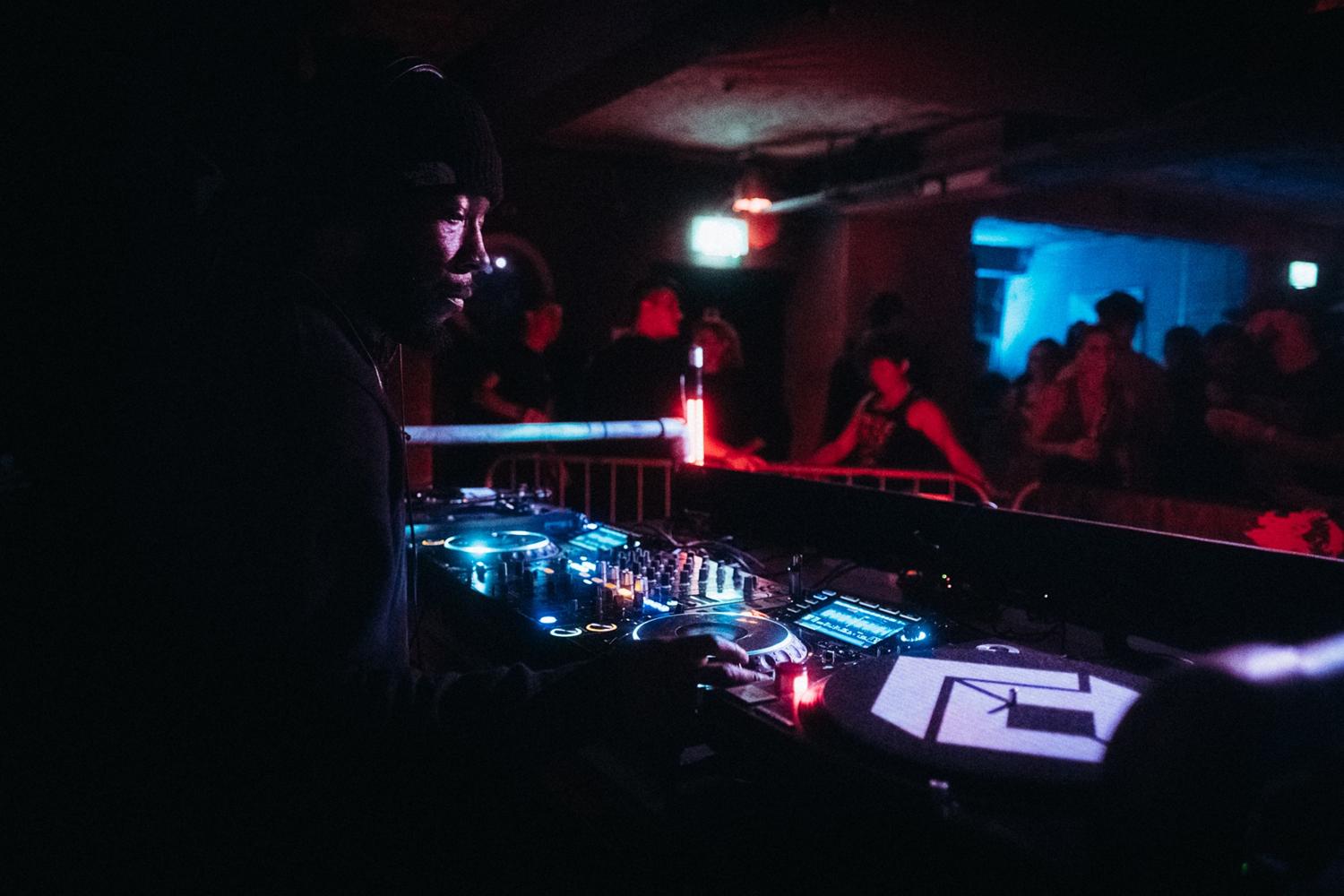 License To Jungle: Loxy & Chinese Daughter