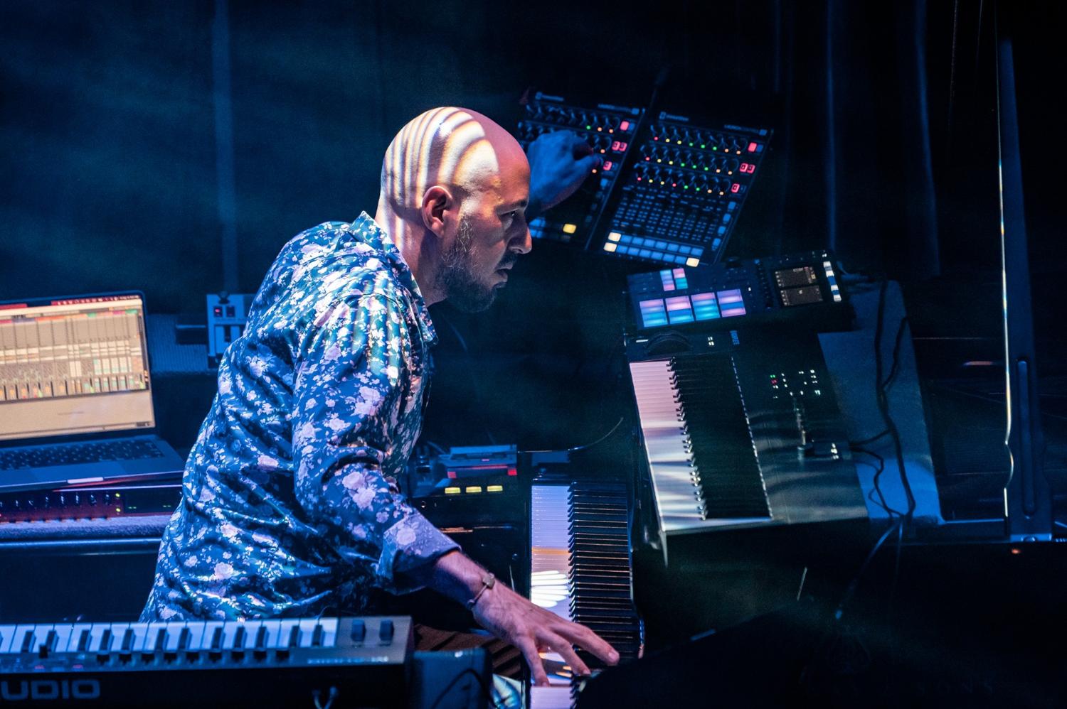 Mark De Clive-Lowe (Live)