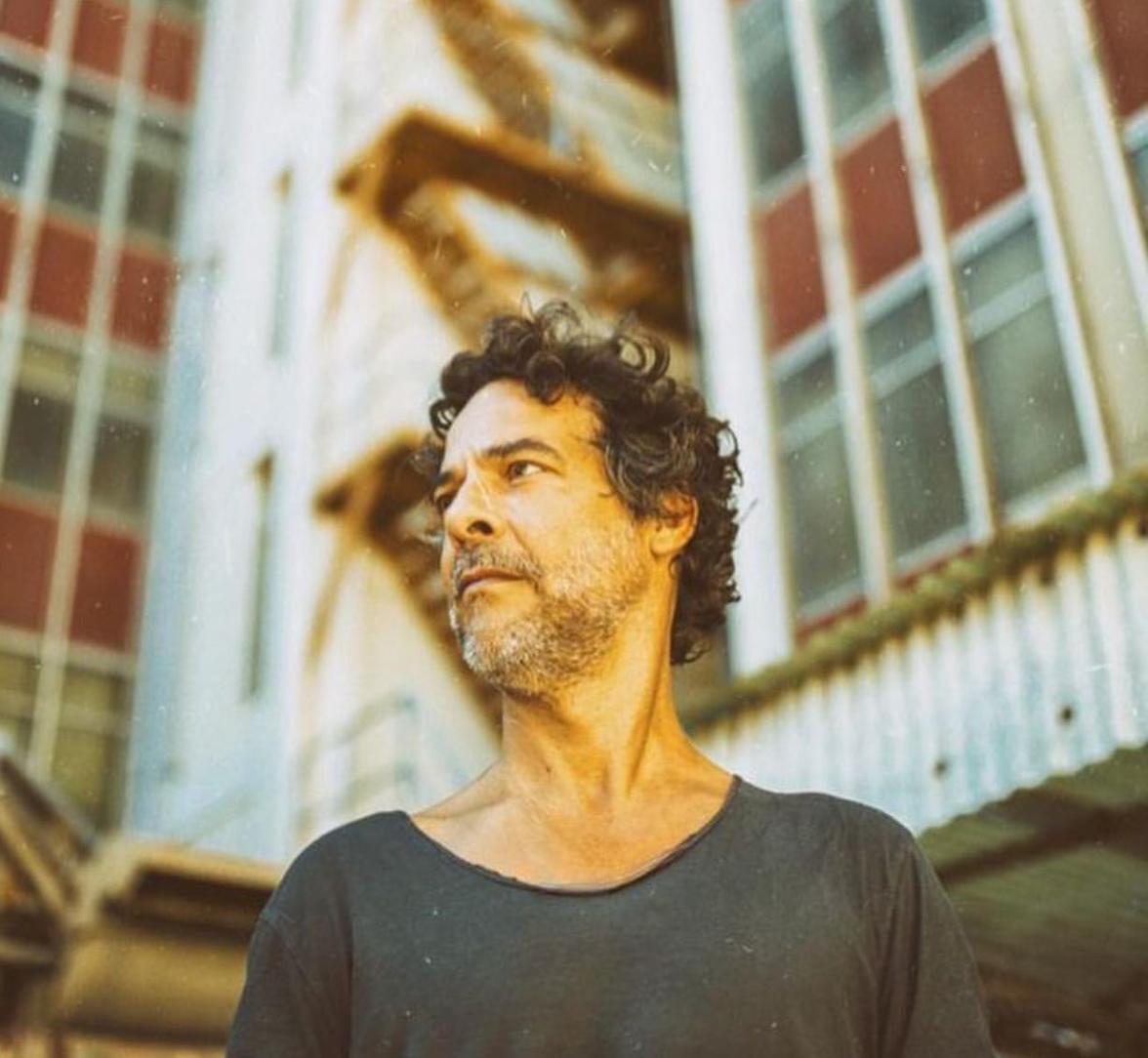 Dj Vibe, Hélio