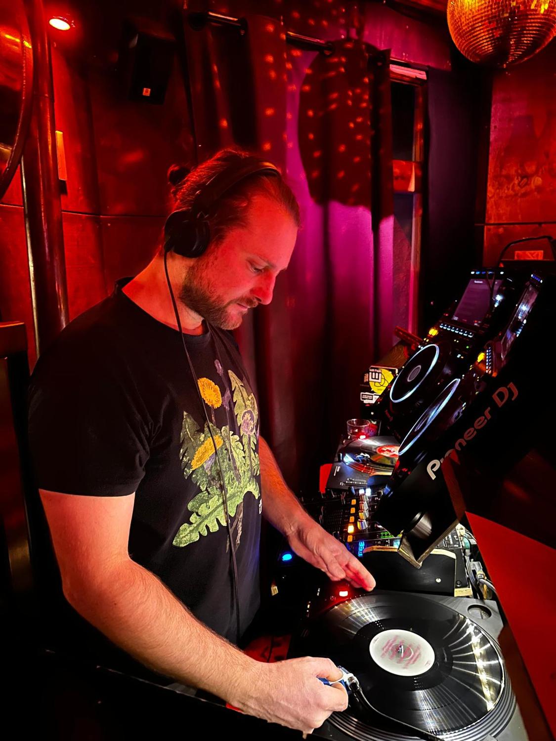 Electronic.Thursday Mit Ian Fog