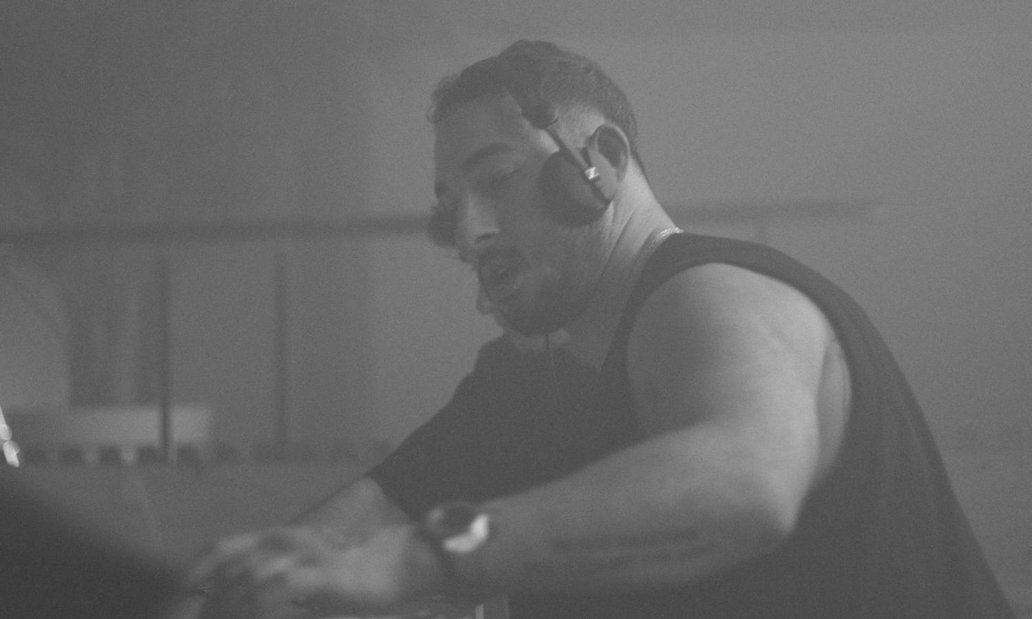 Dark Room Hard•War Anl