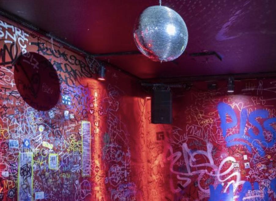 Unter Deck W/ Kelburrt