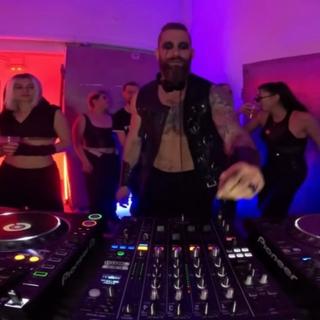 Live - Cutting Room