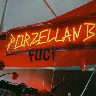 Porzellan Bar