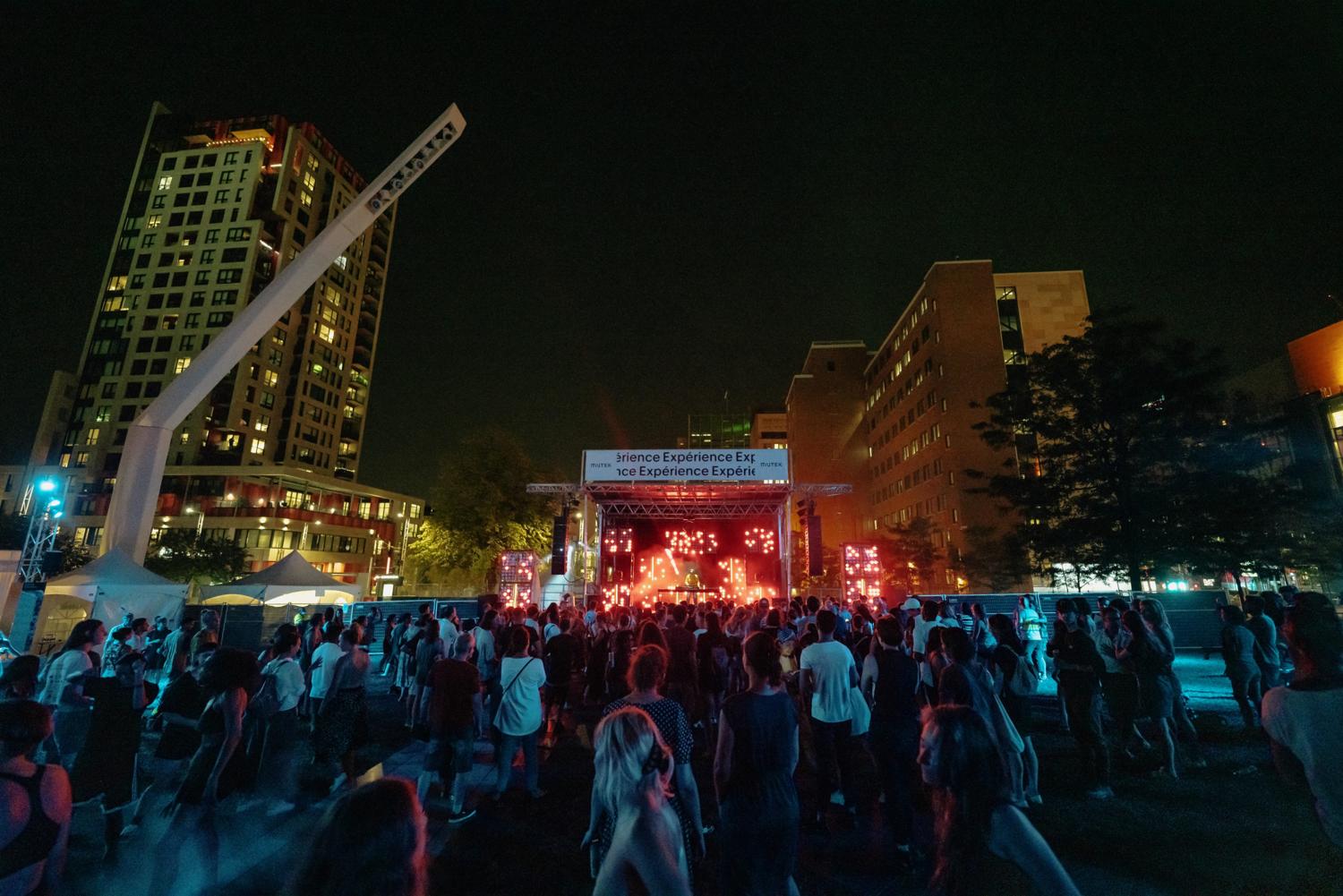 L'Esplanade De La Place Des Arts